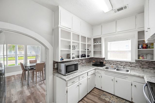 204 W Murrill Street, Baytown, TX 77520