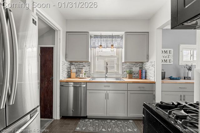 893 Cora Street, Wyandotte, MI 48192