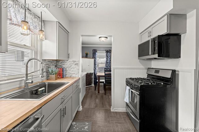 893 Cora Street, Wyandotte, MI 48192