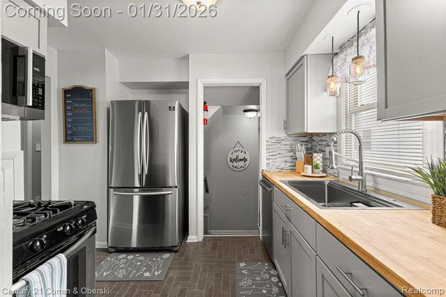 893 Cora Street, Wyandotte, MI 48192