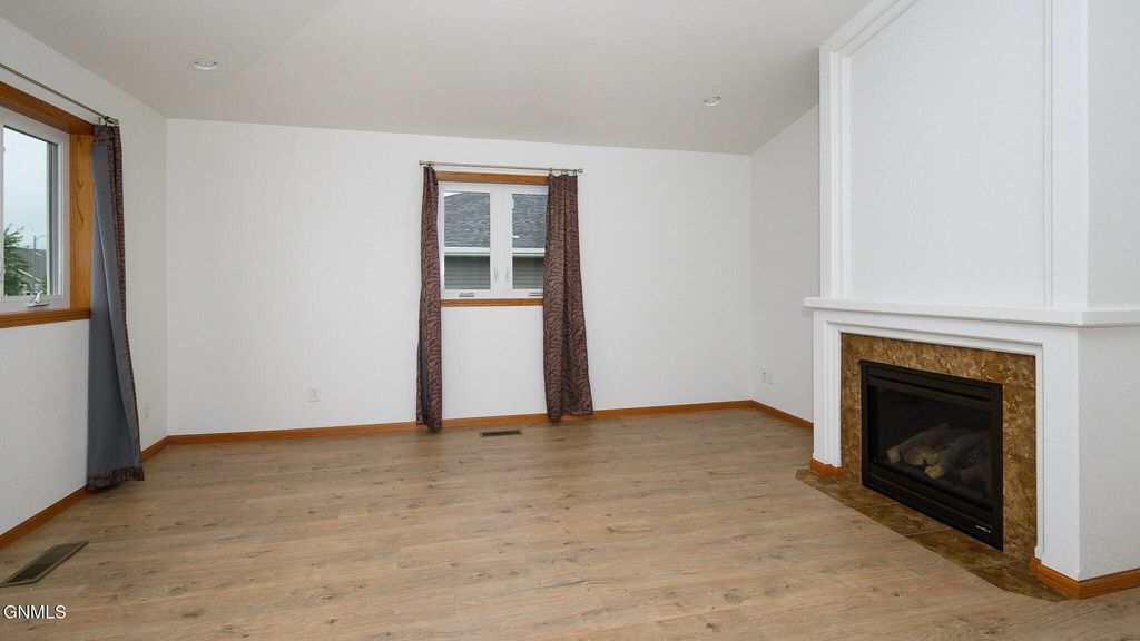 3433 Nebraska Drive, Bismarck, ND 58503 photo 4
