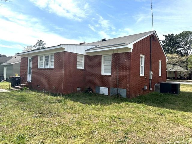 202 N Edinborough Street, Red Springs, NC 28377