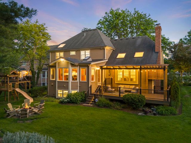 126 Stableford Drive, Glen Ellyn, IL 60137