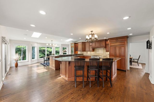 126 Stableford Drive, Glen Ellyn, IL 60137