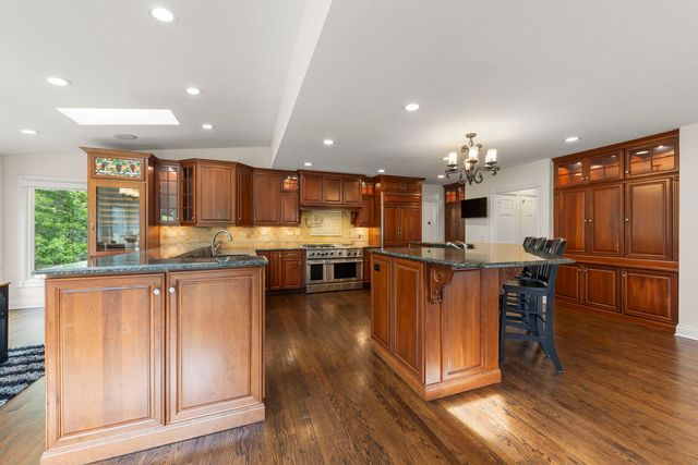 126 Stableford Drive, Glen Ellyn, IL 60137
