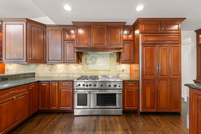 126 Stableford Drive, Glen Ellyn, IL 60137