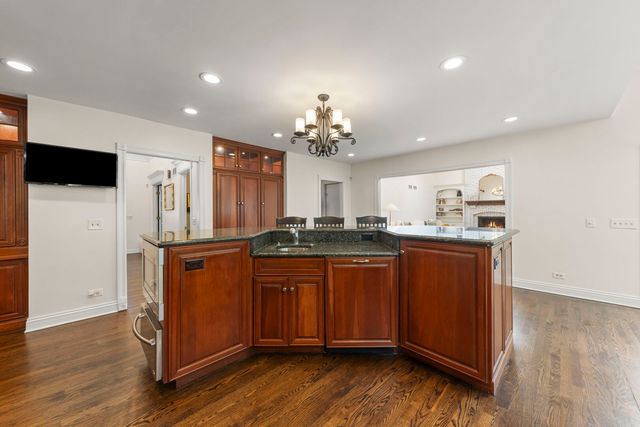 126 Stableford Drive, Glen Ellyn, IL 60137