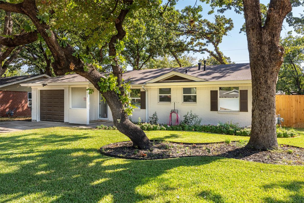 805 Clover Park Drive, Arlington, TX 76013 — exterior
