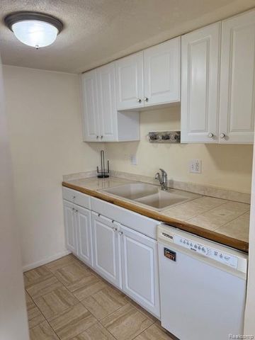 25325 Potomac Drive 3, South Lyon, MI 48178