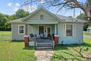 1105 N Bolivar, Marshall, TX 75670