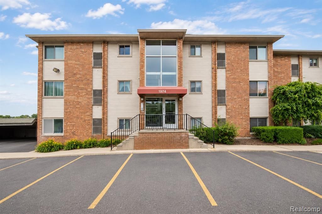 1974 Klingensmith Road, Bloomfield Hills, MI 48302