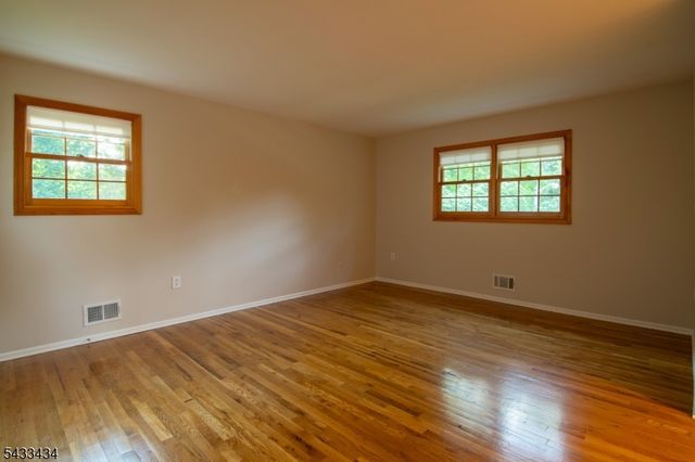 8 Liberty Ln, Franklin Twp., NJ 08873