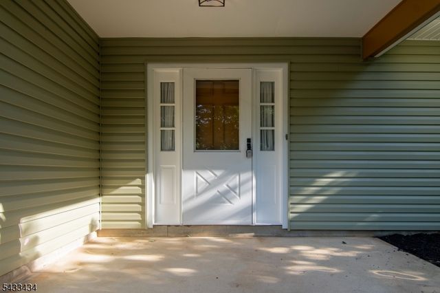 8 Liberty Ln, Franklin Twp., NJ 08873
