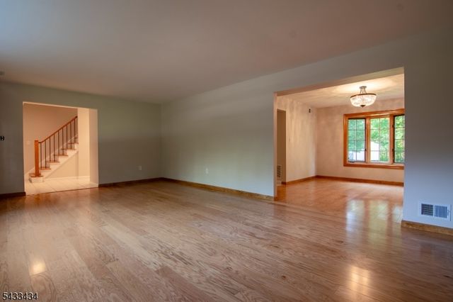 8 Liberty Ln, Franklin Twp., NJ 08873