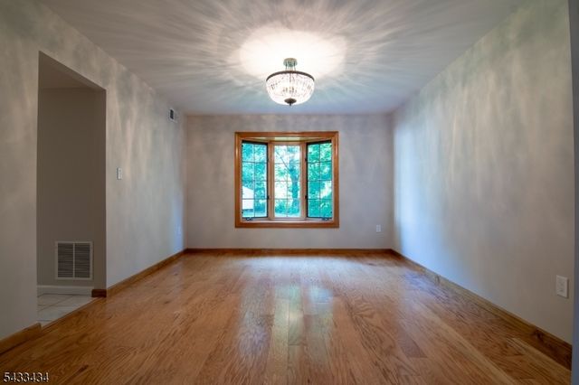 8 Liberty Ln, Franklin Twp., NJ 08873