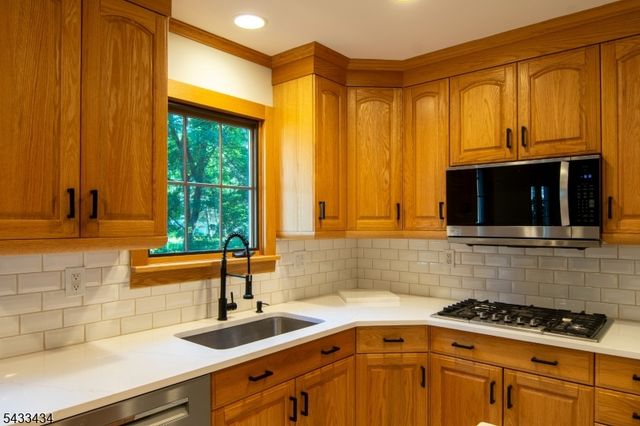 8 Liberty Ln, Franklin Twp., NJ 08873