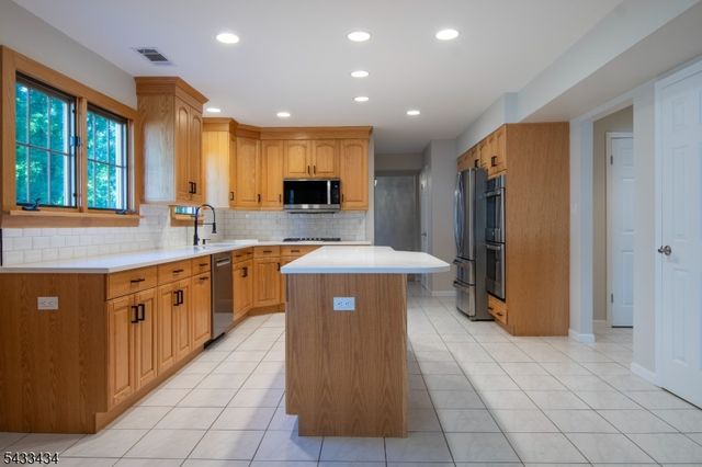 8 Liberty Ln, Franklin Twp., NJ 08873