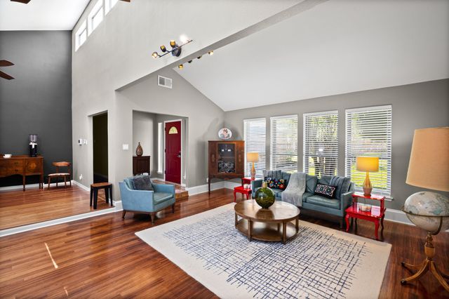 1023 Auburn Drive, Arlington, TX 76012