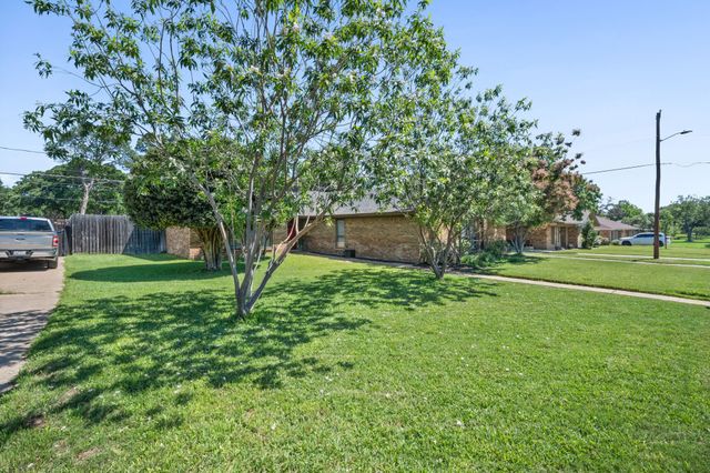 1023 Auburn Drive, Arlington, TX 76012