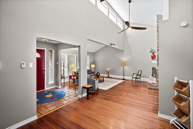 1023 Auburn Drive, Arlington, TX 76012