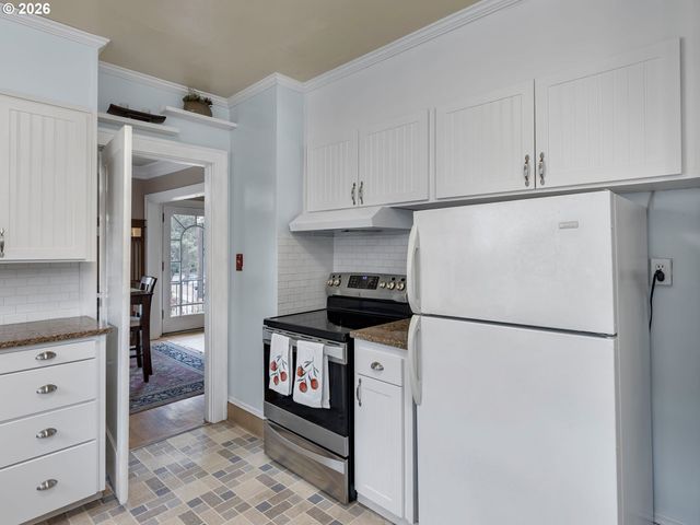 3947 Se STARK St, Portland, OR 97035