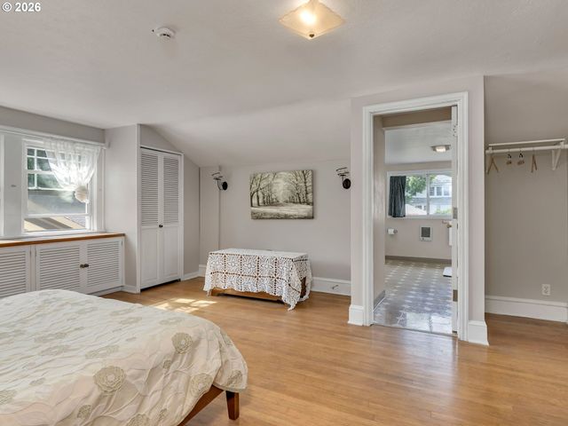 3947 Se STARK St, Portland, OR 97035