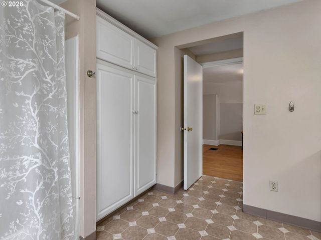 3947 Se STARK St, Portland, OR 97035