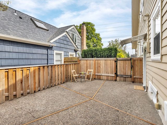 3947 Se STARK St, Portland, OR 97035
