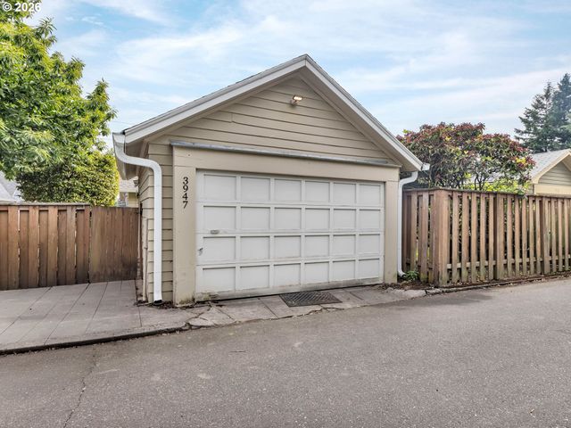 3947 Se STARK St, Portland, OR 97035