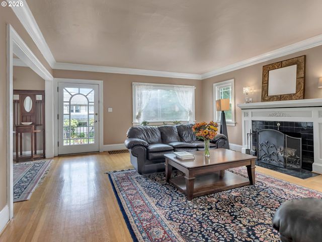 3947 Se STARK St, Portland, OR 97035