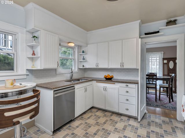 3947 Se STARK St, Portland, OR 97035