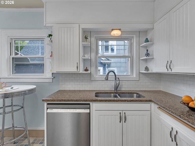 3947 Se STARK St, Portland, OR 97035