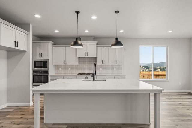 1153 Pumpkin Ridge Drive 322, Eagle Point, OR 97524