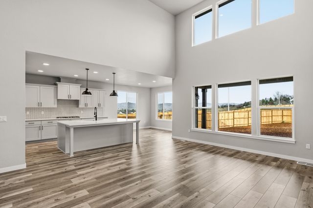 1153 Pumpkin Ridge Drive 322, Eagle Point, OR 97524