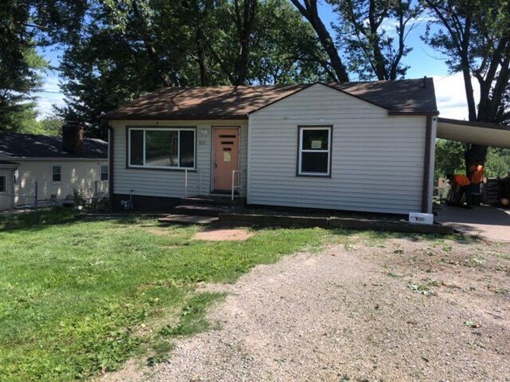 920 Amos Avenue, Des Moines, IA 50315