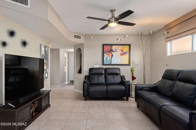 8816 N Old Well Place, Tucson, AZ 85743