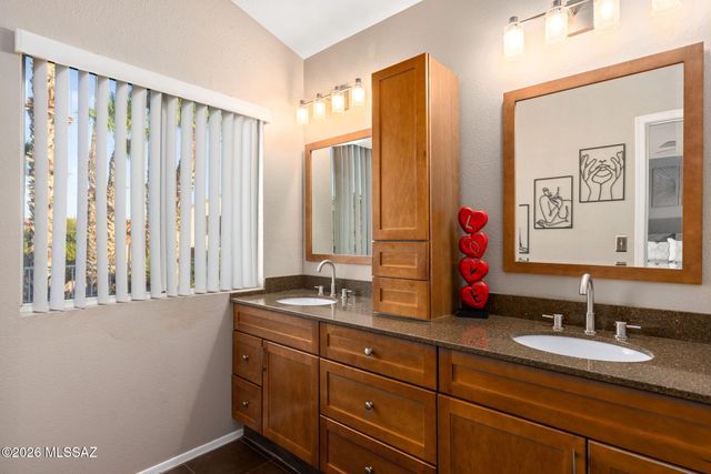 8816 N Old Well Place, Tucson, AZ 85743