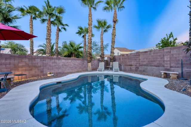 8816 N Old Well Place, Tucson, AZ 85743