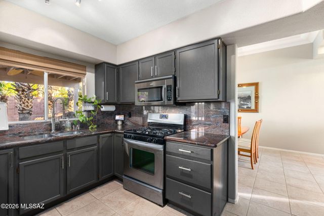 8816 N Old Well Place, Tucson, AZ 85743