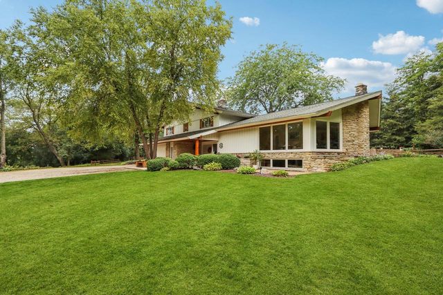 W350S3525 Waterville ROAD, Oconomowoc, WI 53066