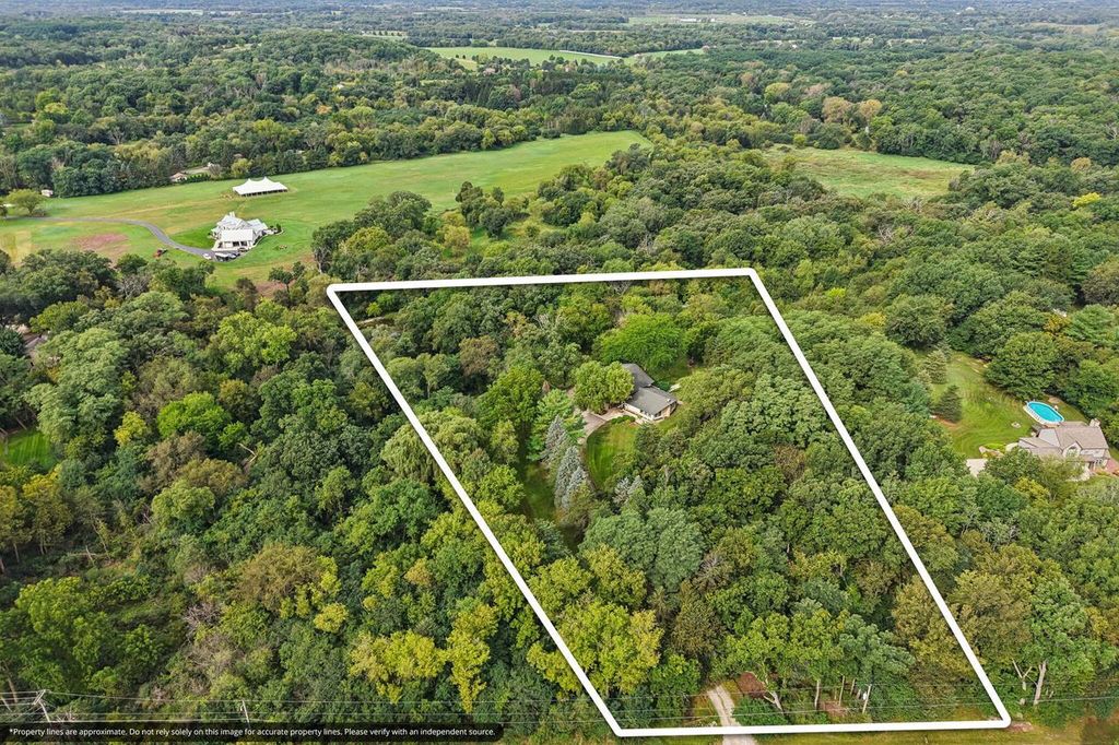 W350S3525 Waterville ROAD, Oconomowoc, WI 53066