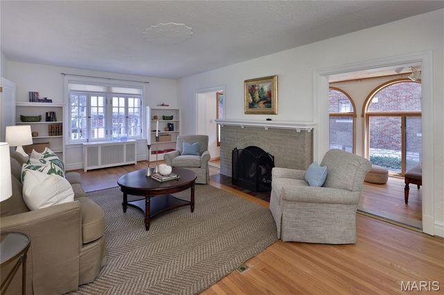 418 Mission Court, University City, MO 63130