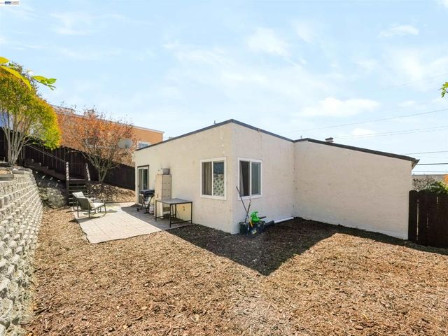 17198 Roberto St, Castro Valley, CA 94546
