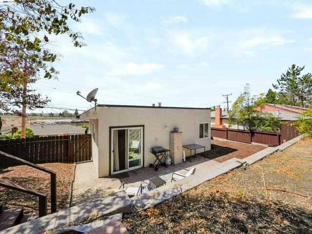 17198 Roberto St, Castro Valley, CA 94546