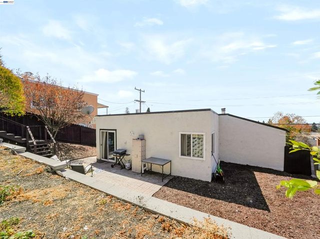 17198 Roberto St, Castro Valley, CA 94546