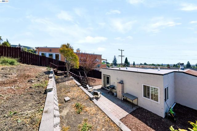 17198 Roberto St, Castro Valley, CA 94546