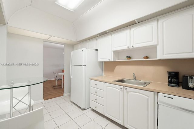 3801 S Ocean Dr 2Z, Hollywood, FL 33019