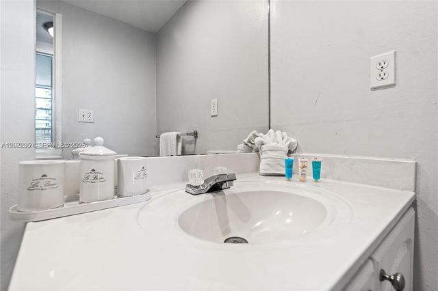 3801 S Ocean Dr 2Z, Hollywood, FL 33019