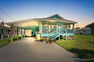 1507 S Pearl St, Rockport, TX 78382