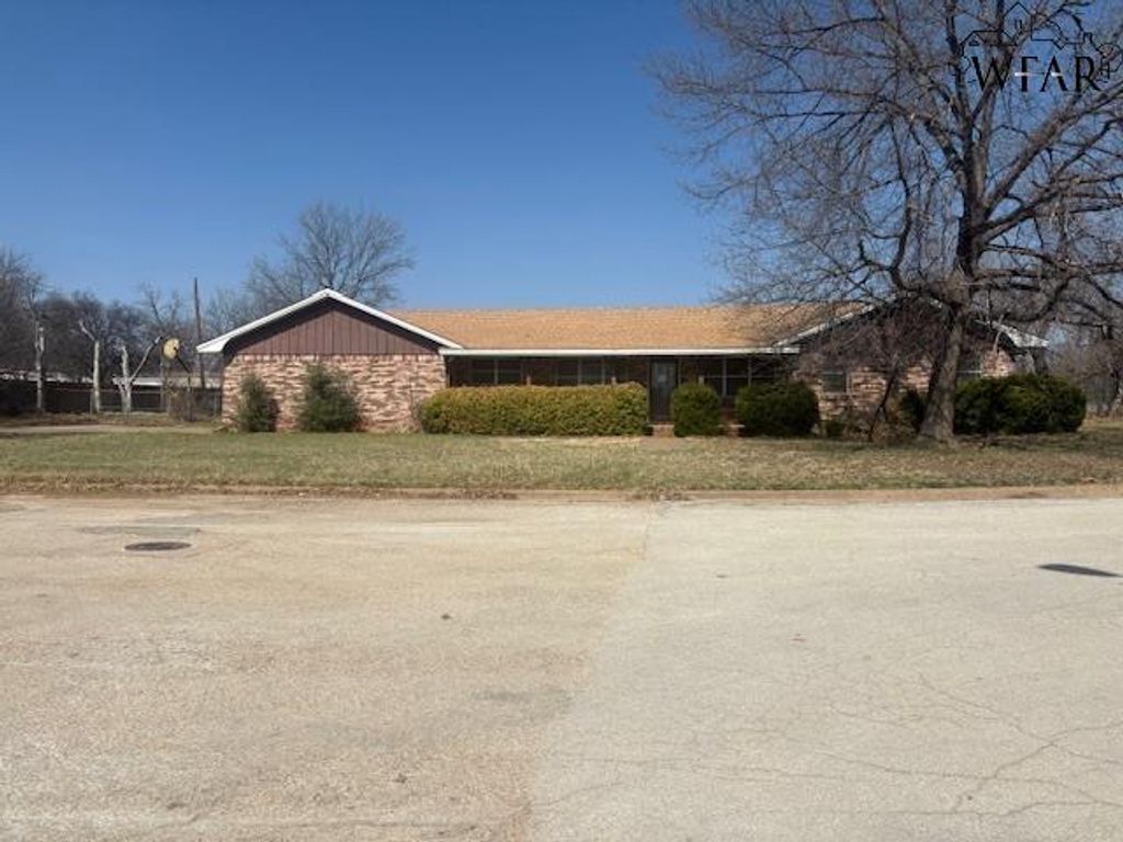 1004 E WICHITA STREET, Henrietta, TX 76365